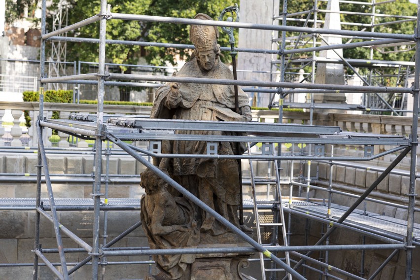 Na Skałce remontują sadzawkę św. Stanisława, której daje się we znaki lecznicza woda