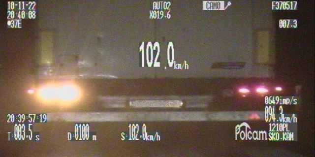 Ujęcie z videorejestratora w radiowozie, jadącym za tirem.