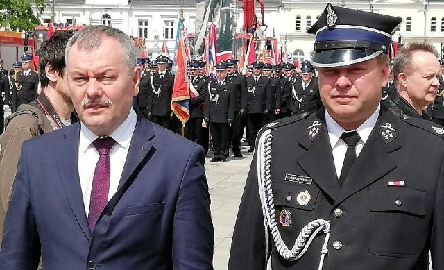 Burmistrz Marek Juszczyk (z lewej) i Dariusz Wojtasik, prezes Ochotniczej Straży Pożarnej w Skalbmierzu odebrali promesę na dofinansowanie zakupu nowego samochodu ratowniczo-gaśniczego podczas obchodów Wojewódzkiego Dnia Strażaka 2019 w Kielcach.