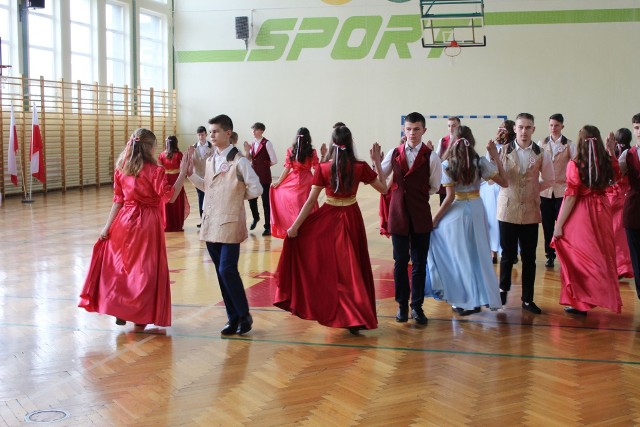 Uczniowie z gminy Bogoria zaprezentowali się w patriotycznym spektaklu