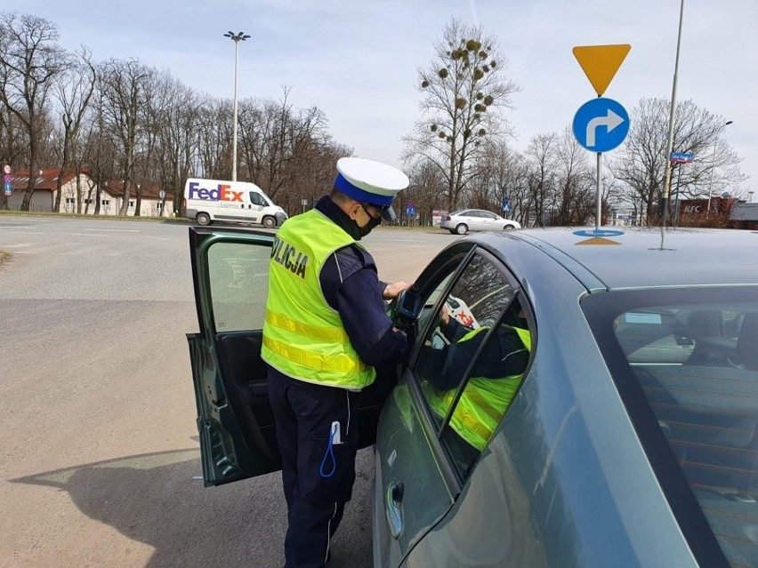 Policjanci ruszyli w pościg za kierowcą, który nie zatrzymał...