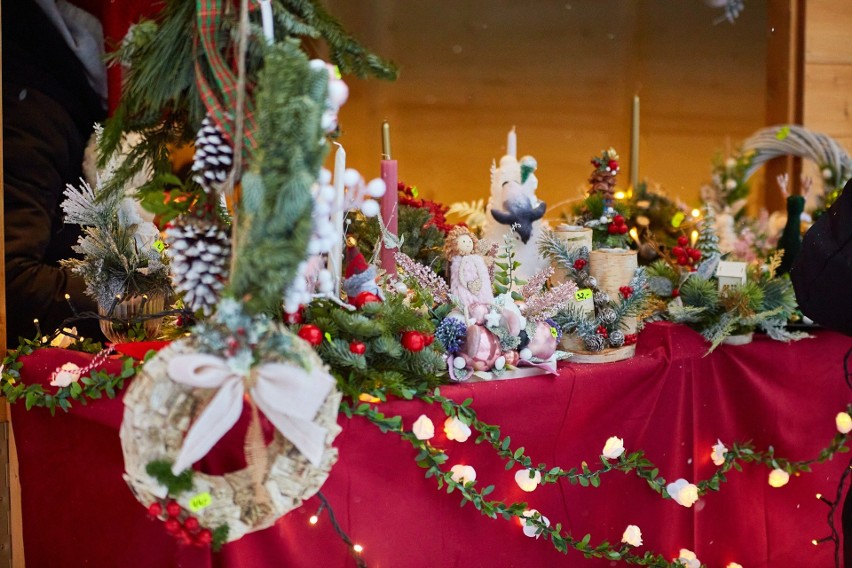 Jarmark Bożonarodzeniowy w Nowej Dębie można odwiedzać do 22 grudnia. Świąteczna atmosfera, dekoracje i przysmaki. Zobacz zdjęcia  