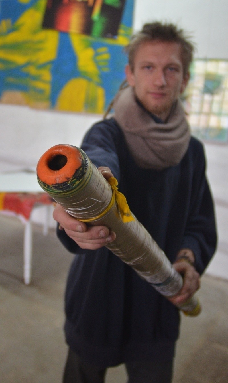 Bezdomny znalazł sposób na życie. Buduje Didgeridoo