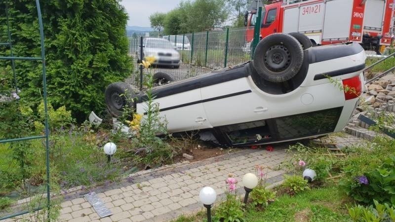 Piątkowa. Samochód wypadł z drogi i wylądował w ogrodzie. Kierowca uciekł?