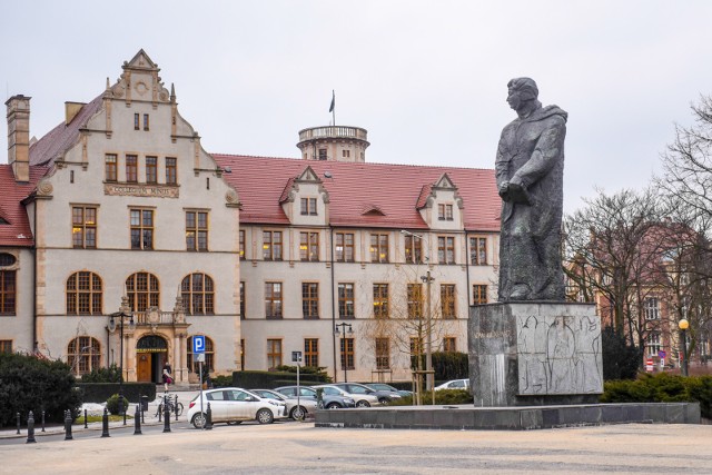 W tym roku odbędą się wybory na nowego rektora Uniwersytetu im. Adama Mickiewicza w Poznaniu. Po raz pierwszy w historii uczelni kandyduje w nich kobieta. Termin wyborów nie jest jeszcze znany ze względu na pandemię koronawirusa.