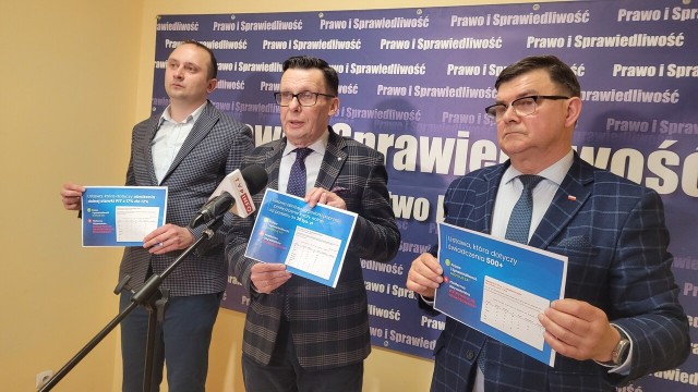 Grzegorz Maćkowiak (z lewej) i posłowie: Marek Ast oraz Jerzy Materna przypominali, że Platforma głosowała przeciw obniżaniu podatku z 17 na 12 procent
