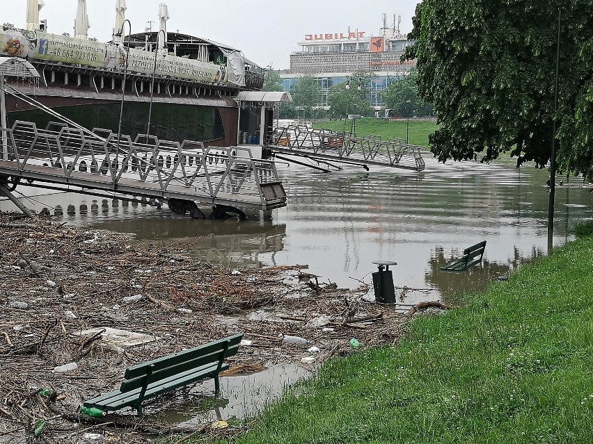 Kraków. Tragiczny stan Bulwarów Wiślanych po przejściu fali kulminacyjnej [ZDJĘCIA]