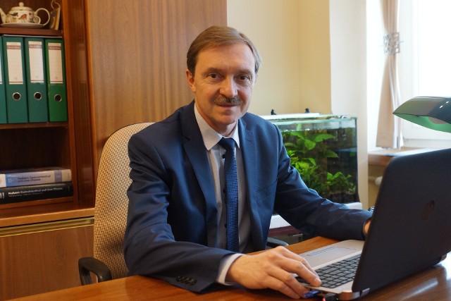 Profesor Dariusz M. Lebensztejn jest specjalistą pediatrii, gastroenterologii i gastroenterologii dziecięcej.