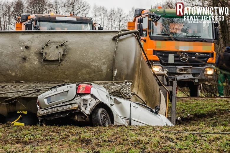 Koszmarny wypadek na trasie Ełk - Augustów. 30-tonowa naczepa z cementem zmiażdżyła toyotę. Kierowca ciężarówki wymijał auta na łuku drogi