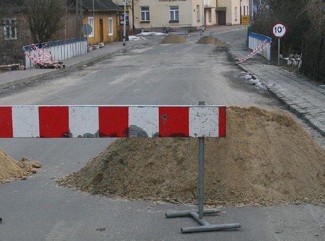Mieszkańcy Rudnika nad Sanem muszą się przyzwyczaić do objazdów mostu na ulicy Grunwaldzkiej, gdyż jego remont może potrwać kilka miesięcy.