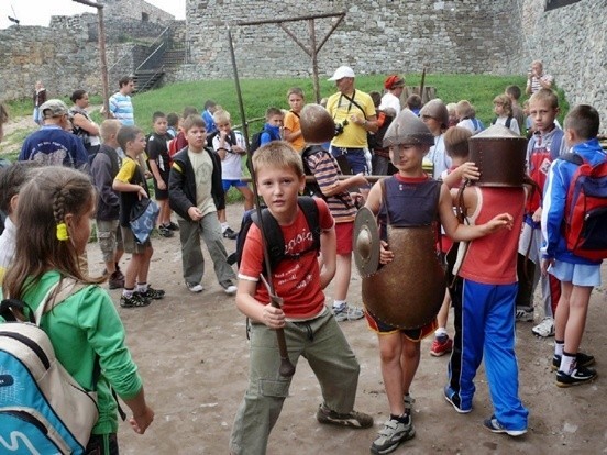 Dzieci z gminy Małogoszcz podczas wycieczki do zamku w Chęcinach.