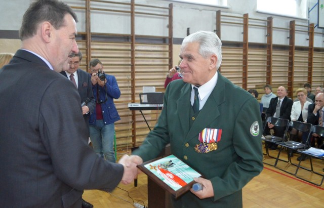 Grawerton z podziękowaniami za pomoc w organizacji corocznych uroczystości i salwy armatnie ku chwale bohaterom powstania otrzymał od Jacka Pietraszko - dyrektora ZPS nr 1 Czesław Michalski - prezes Piechcińskiego Bractwa Kurkowego.