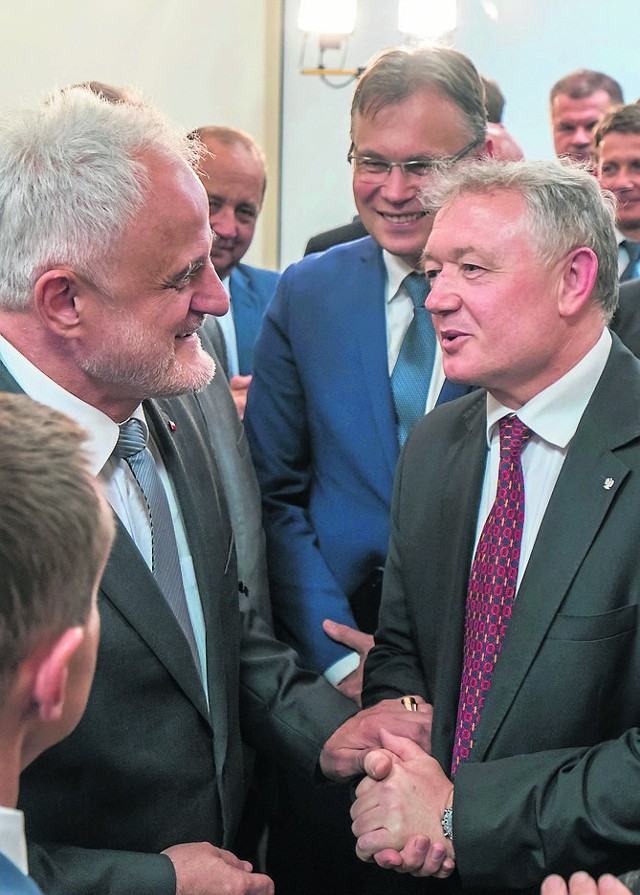 Wojewoda Józef Pilch (z lewej) gratulował wiceministrowi Wiesławowi Janczykowi (z prawej) nowej siedziby okręgu PiS