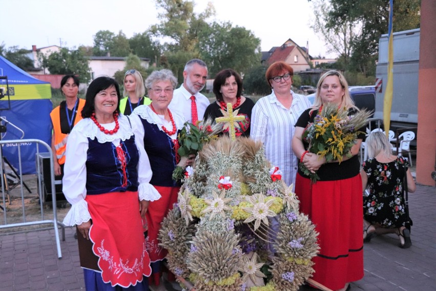 Gminne święto plonów uczczono hucznie na boisku w Sicienku