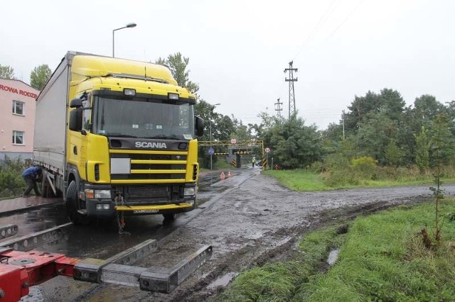 Na początku września tir na ponad godzinę zablokował ruch na ul. Krapkowickiej. Kierowca winę zrzucił na nawigację.