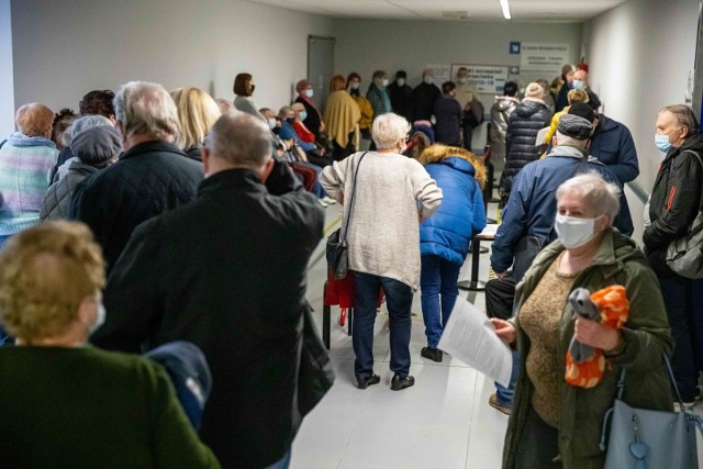 Punkt szczepień w Uniwersyteckim Szpitalu Klinicznym w Białymstoku przeniesiony z szpitala tymczasowego na hali UMB. Opóźnienia w dostawach szczepionki Moderna (23.03.2021 r.)