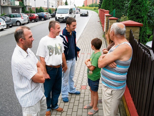 Spokojną ulicę na trasę objazdu korków wybierają kierowcy, którzy nie chcą w godzinach szczytu stać w korkach na al. Jana Pawła II. Mieszkańcy chcą, by urzędnicy zakazali im wjazdu na osiedle