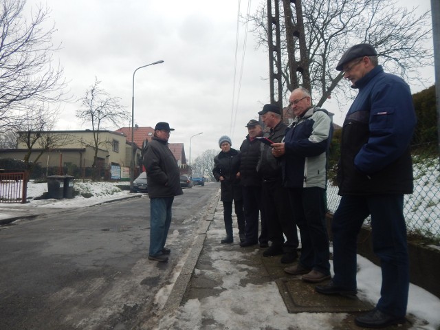 Mieszkańcy od lat ubiegają się o remont niewielkiego chodnika. Doprosić się jednak nie mogą.