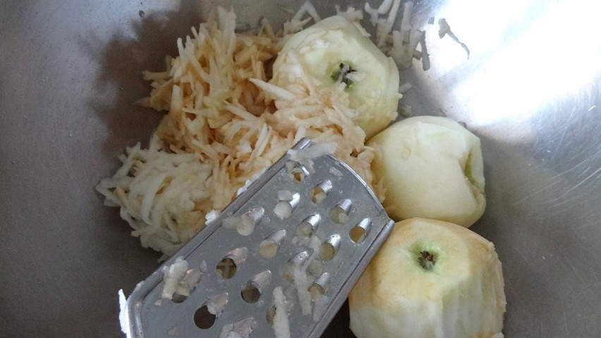 Zetrzyj jabłka na tarce o jarzynowych oczkach.