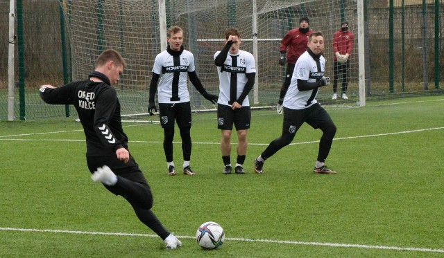 ŁKS Górnik Łagów wygrał z Orlętami Kielce 5:2. Z prawej Michał Jeziorski, nowy zawodnik ŁKS, który przyszedł ze Spartakusa Daleszyce.