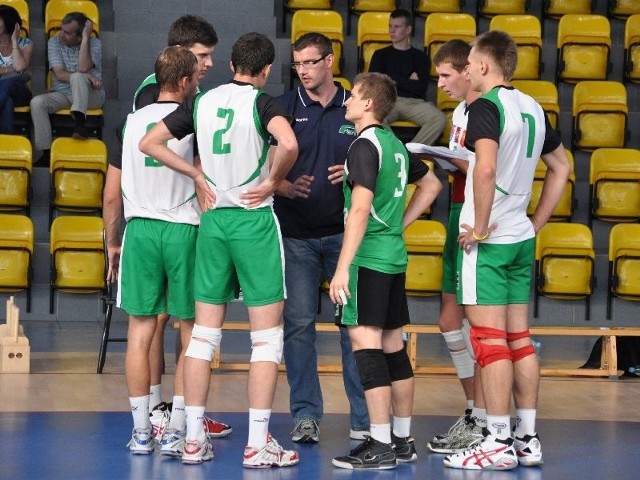 Krzysztof Makaryk (w środku) do tej pory prowadził kieleckie zespoły &#8211; AZS Politechnika Fart II oaz Effectora. Chciałby trenować STS w drugiej lidze, ale nie wiadomo, czy działacze zgłoszą drużynę do rozgrywek.