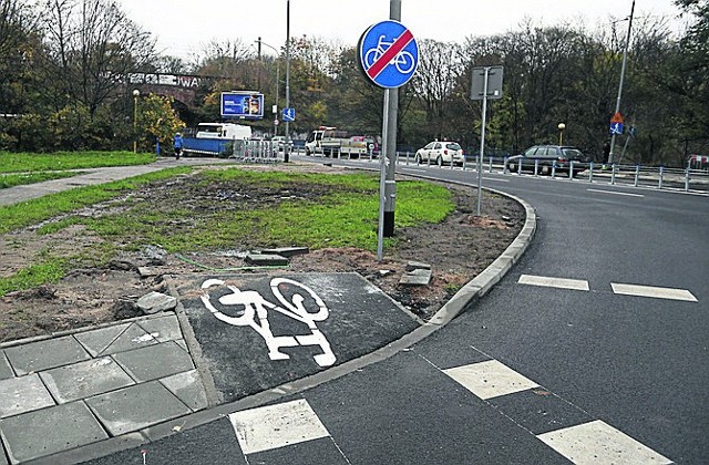 Tak kończy się ścieżka rowerowa przy ul. Sczanieckiej. Cykliście dalej zostaje prowadzenie roweru w błocie i po kamieniach