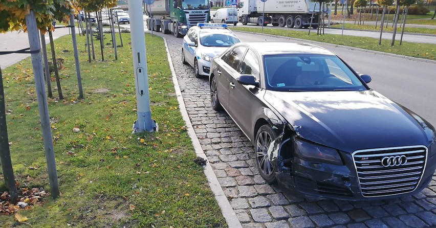 Kolizja na rondzie Kisielewskiego w Słupsku [ZDJĘCIA]