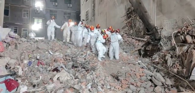 Pod gruzami ośmiopiętrowego bloku zginęło 53 osoby, 10 udało się uratować