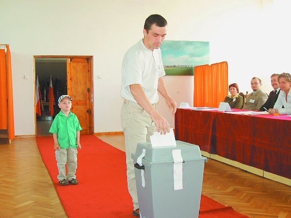 Mirosław Lisewicz do lokalu wyborczego wybrał  się z synem Mateuszem. - Był bardzo ciekawy,  jak wyglądają takie wybory - tłumaczy  radziejowianin.