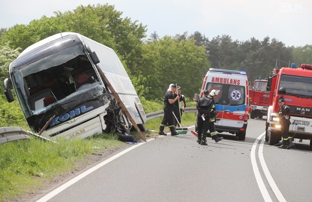 Autokar zatrzymał się na przydrożnej barierce. By nie dopuścić do dalszego przechylania się, podparto go strażackimi drabinami. Pojzad można było wydostać po sprowadzeniu ciężkiego sprzętu