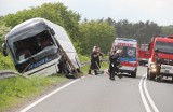 Śmiertelny wypadek za Nowogardem. Opel uderzył w autokar [WIDEO, ZDJĘCIA]