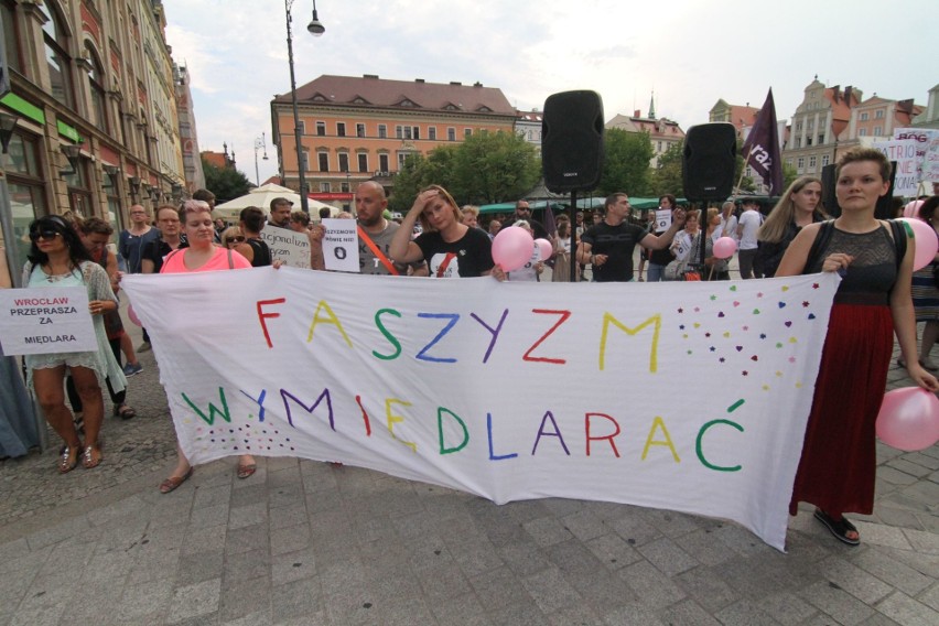 Przepychanki w Rynku. Promocja książki Międlara i kontrmanifestacja Lempart. Do tego atak z pistoletem na wodę [ZDJĘCIA]