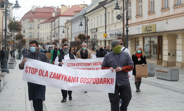 Przedsiębiorcy z branży gastronomicznej protestowali w listopadzie w Rzeszowie przeciwko uderzających w nich rządowym ograniczeniom. Już wtedy ich sytuacja była dramatyczna