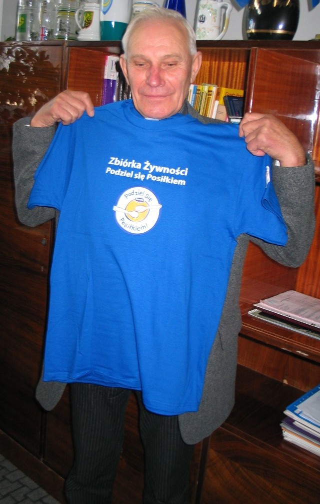 Czesław Łuszczki, prezes Tarnobrzeskiego Banku Żywności prezentuje koszulkę, w jaką ubierze 600 wolontariuszy, którzy zgłosili się do zbiórki.