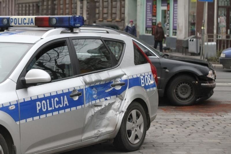 Wypadek radiowozu i dwóch aut osobowych na Rakowcu,...