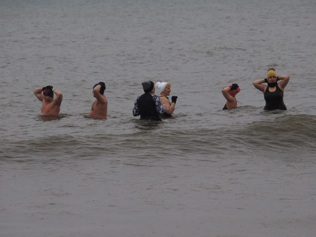 W niedzielne południe kilkanaście osób spotkało się na mieleńskiej plaży, by wspólnie wykąpać się w zimnym Bałtyku.