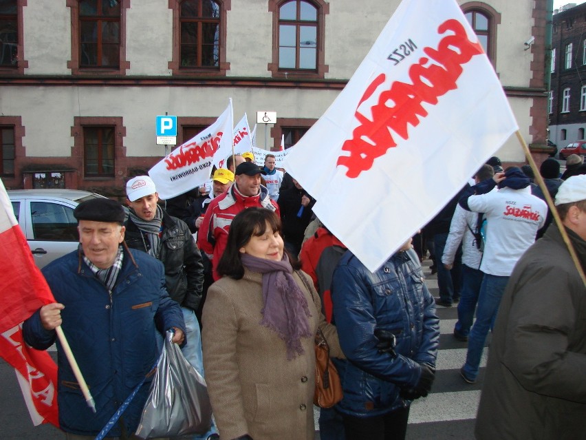 Strajk na Śląsku: Protest górników w Mysłowicach. Blokowali ulice. Jutro powtórka [ZDJĘCIA]