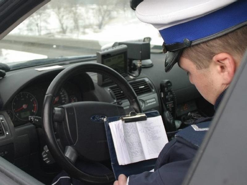 W niektórych przypadkach policjant może zaprosić kierowcę do...