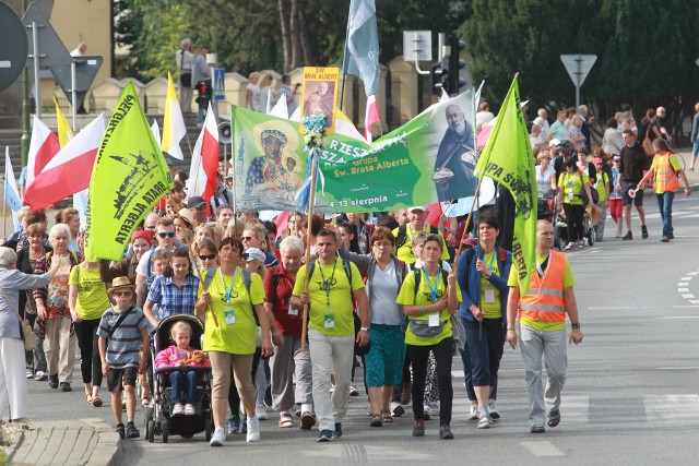 Blisko 1500 pielgrzymów wyruszyło dziś z Rzeszowa na Jasną Górę. Do celu dotrą 13 sierpnia.A tak wyglądała rzeszowska pielgrzymka w 2017 roku