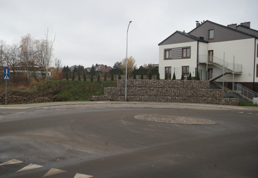 Nowe rondo na Warszewie w Szczecinie jest regularnie zalewane przez zamulony rów. Co na to miasto?