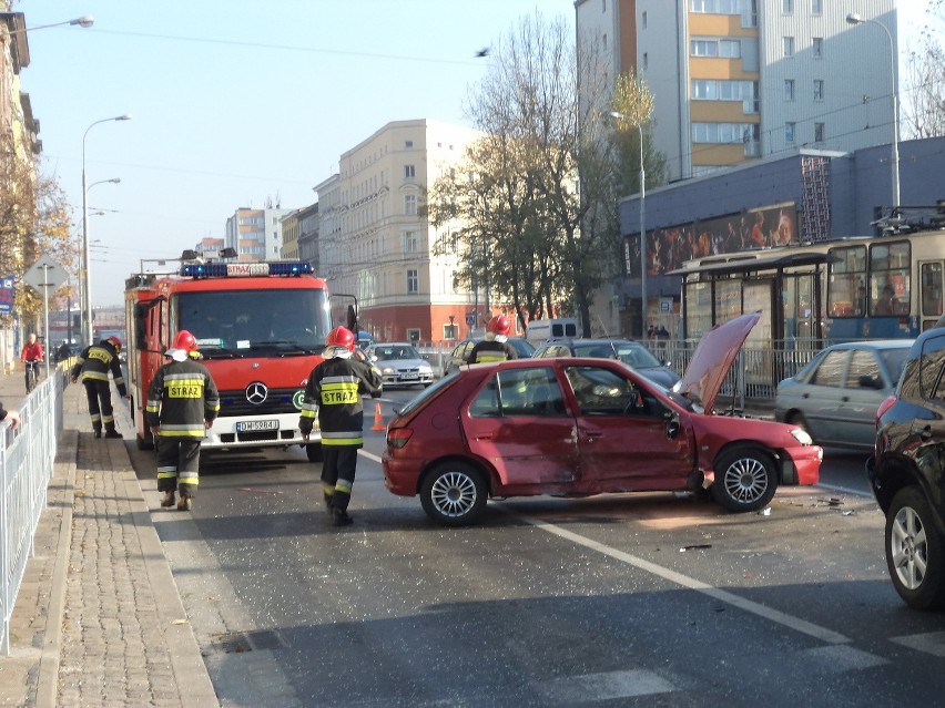 Wrocław: Zderzenie trzech aut na ul. Grabiszyńskiej (ZDJĘCIA)