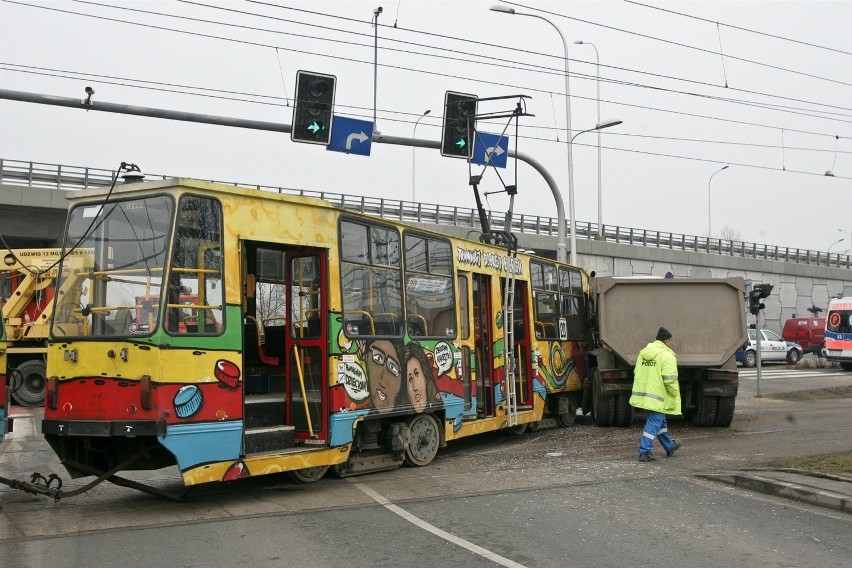 Wypadek przy AOW. Ciężarówka zderzyła się z tramwajem linii...