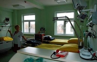 Pielęgniarka Małgorzata Bocheńska prezentuje sprzęt FOT. WOJCIECH CHMURA