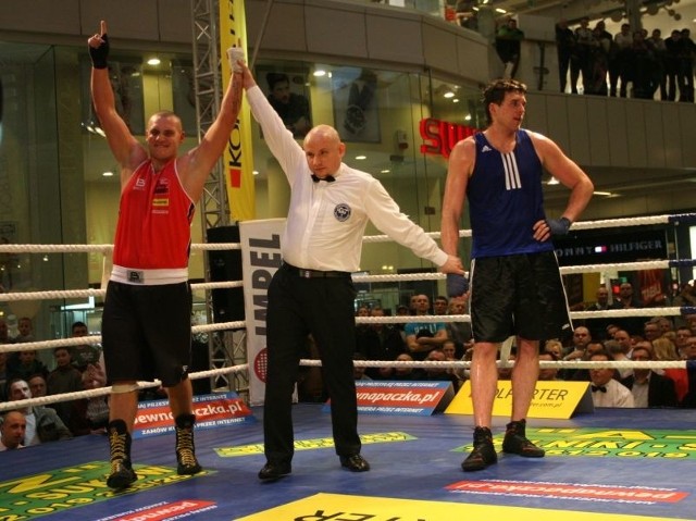 Patryk Brzeski (z lewej) po wygranej walce. Pokonał Ukraińca Sergeya Verveyko.
