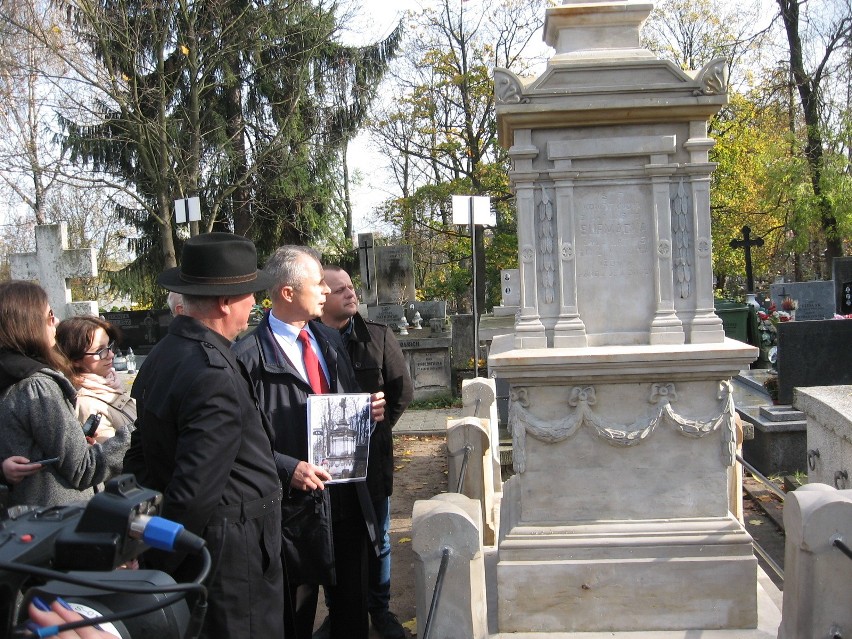 Radom. Społecznicy prezentują kolejne odrestaurowane groby i zapraszają na kwestę na cmentarzu 