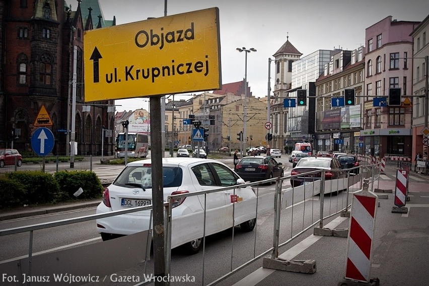 Wrocław: Ulica Krupnicza zamknięta. Uwaga na utrudnienia [ZDJĘCIA, OBJAZDY]