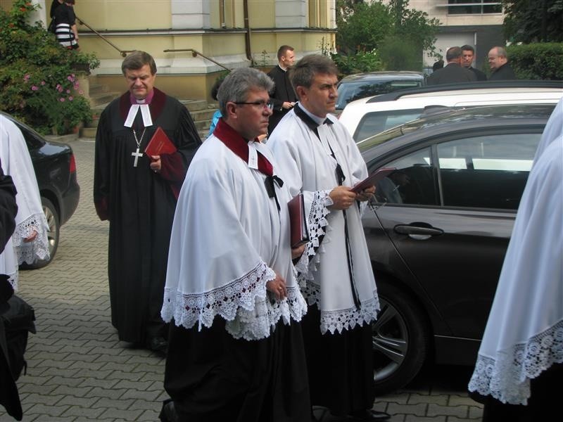 Ks. Marian Niemiec stoi na czele diecezji katowickiej...