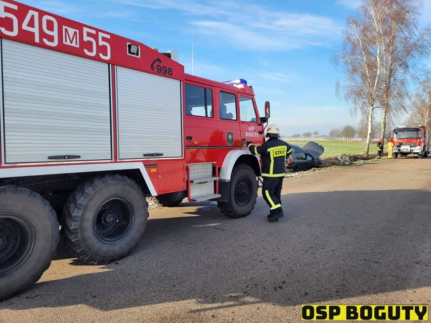 Wypadek w Kraszewie Czarnym, gm. Boguty-Pianki. Auto wypadło z drogi. 11.1.2021. Zdjęcia