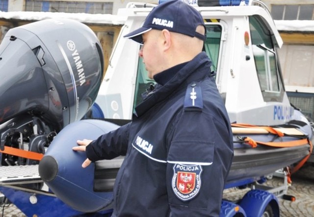 Policjanci, by móc  zasiąść za sterami łodzi, musieli ukończyć szkolenie z jej obsługi i eksploatacji.