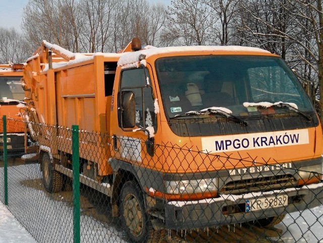 Śmieciarki MPGO w bazie w Choczni. Firma wygrała przetarg na odbiór odpadów w gminie Wadowice w czerwcu ubiegłego roku. Pracę zaczęła już od 1 lipca. Teraz gmina szuka nowej firmy.